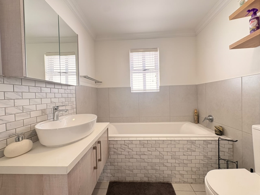 To Let 2 Bedroom Property for Rent in Da Gama Village Western Cape